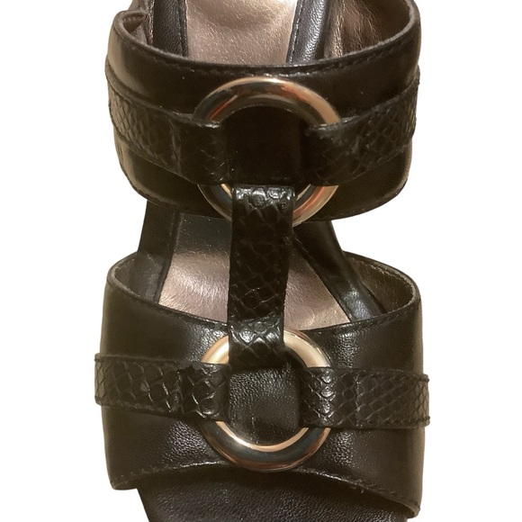SOFFT SLIP ON BLACK SANDALS/ STRAPPY WITH GOLD HOOP DETAILS/ 4” HEEL/Size 6M - Picture 9 of 12